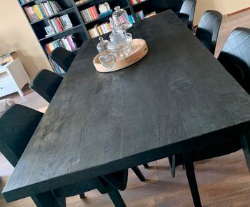 Prachtige zwarte Mango houten eettafel beschikbaar voor biedingen