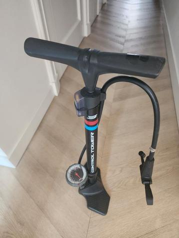 Giant Control Tower 3 Fietspomp met Drukmeter beschikbaar voor biedingen