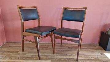 2x vintage stoelen beschikbaar voor biedingen