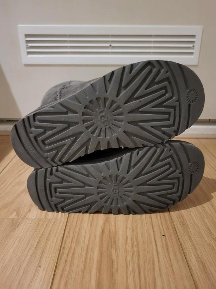 UGG classic short Grey 38, Kleding | Dames, Schoenen, Zo goed als nieuw, Lage of Enkellaarzen, Grijs, Verzenden