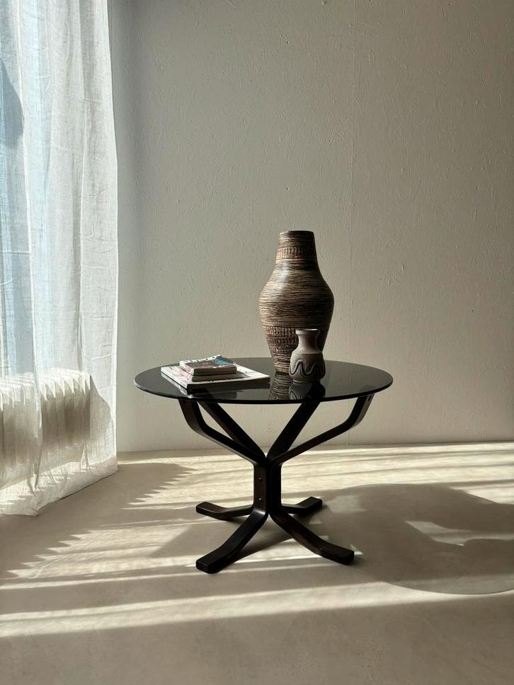 Falcon bijzettafel Vatne Møbler jaren 70, Huis en Inrichting, Tafels | Sidetables, Gebruikt, Rond, Overige houtsoorten, Glas, Metaal