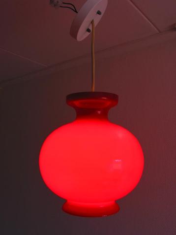 vintage raak amsterdam hanglamp, rood/wit glas, model 1056 beschikbaar voor biedingen