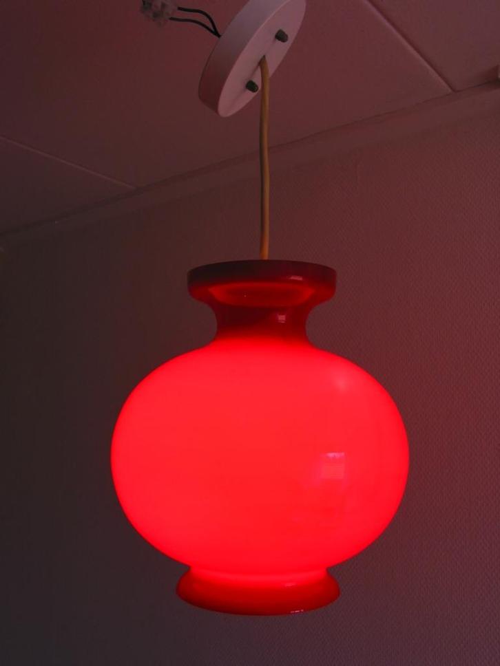vintage raak amsterdam hanglamp, rood/wit glas, model 1056, Huis en Inrichting, Woonaccessoires | Vazen, Gebruikt, Overige kleuren
