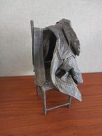 Leuk beeldje stoeltje met jas sjaal en pet, Ophalen of Verzenden, Zo goed als nieuw, Dier