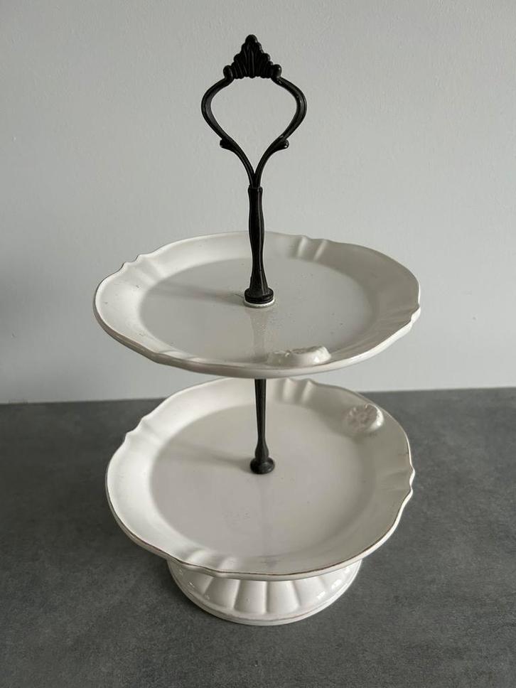 Etagere brocante roomwit met zwart metaal 2 laags, Huis en Inrichting, Woonaccessoires | Etagères, Zo goed als nieuw, Ophalen of Verzenden