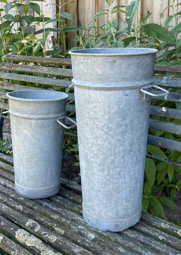 Brocante oude zinken bloemen vaas/ bloempot met handvaten  beschikbaar voor biedingen