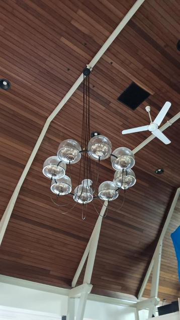 Moderne Kroonluchter met Glazen Bollen beschikbaar voor biedingen
