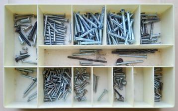 Diverse ouderwetse (geen kruiskop) houtschroeven beschikbaar voor biedingen