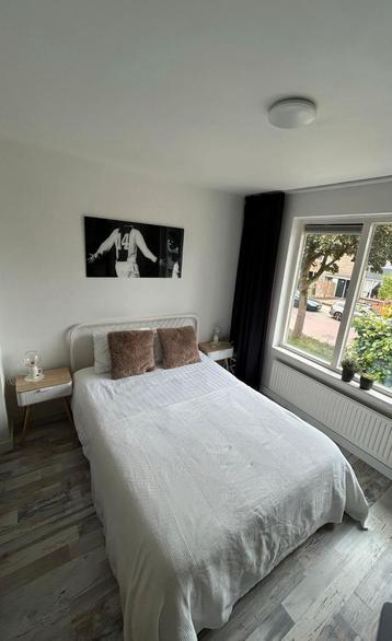 wit ikea bed,matras, 2 nachtkastjes met bedlampjes