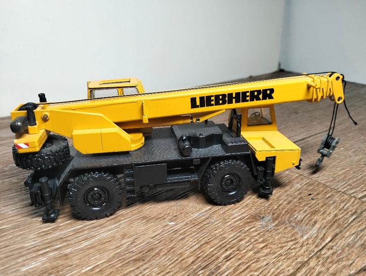 Te koop Conrad Liebherr Mobiele Kraan schade., Hobby en Vrije tijd, Modelauto's | 1:50, Gebruikt, Hijskraan, Tractor of Landbouw