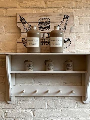 Wandkapstok met plank en haken beschikbaar voor biedingen