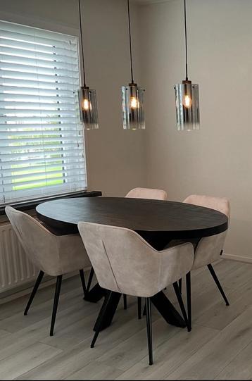 Tafel en 4 stoelen beschikbaar voor biedingen