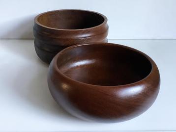 Twee vintage teak houten schalen beschikbaar voor biedingen