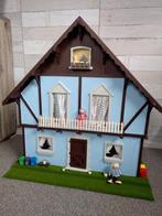 Houten poppenhuis met meubels en poppen 80x80 cm, Kinderen en Baby's, Speelgoed | Poppenhuizen, Ophalen, Gebruikt, Poppenhuis