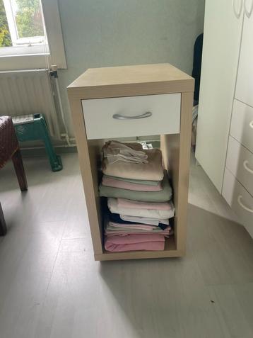Laden kastje, bureau kastje op wielen beschikbaar voor biedingen
