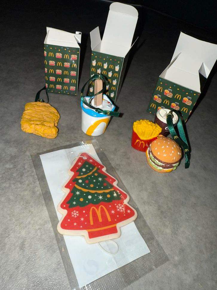 McDonald's Kerstballen Set 2025 + autogeurtje (NIEUW), Diversen, Kerst, Nieuw, Verzenden
