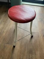 Te koop: vintage kruk met rode zitting, Ophalen of Verzenden, Gebruikt, IJzer