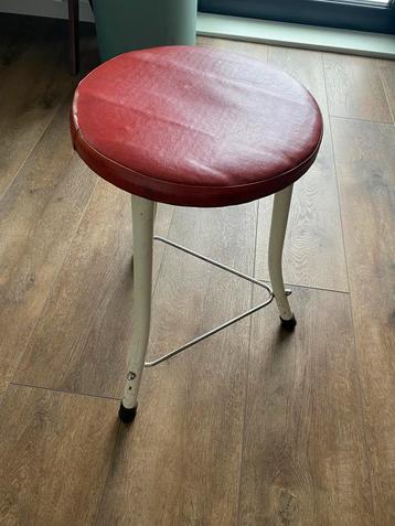 Te koop: vintage kruk met rode zitting beschikbaar voor biedingen
