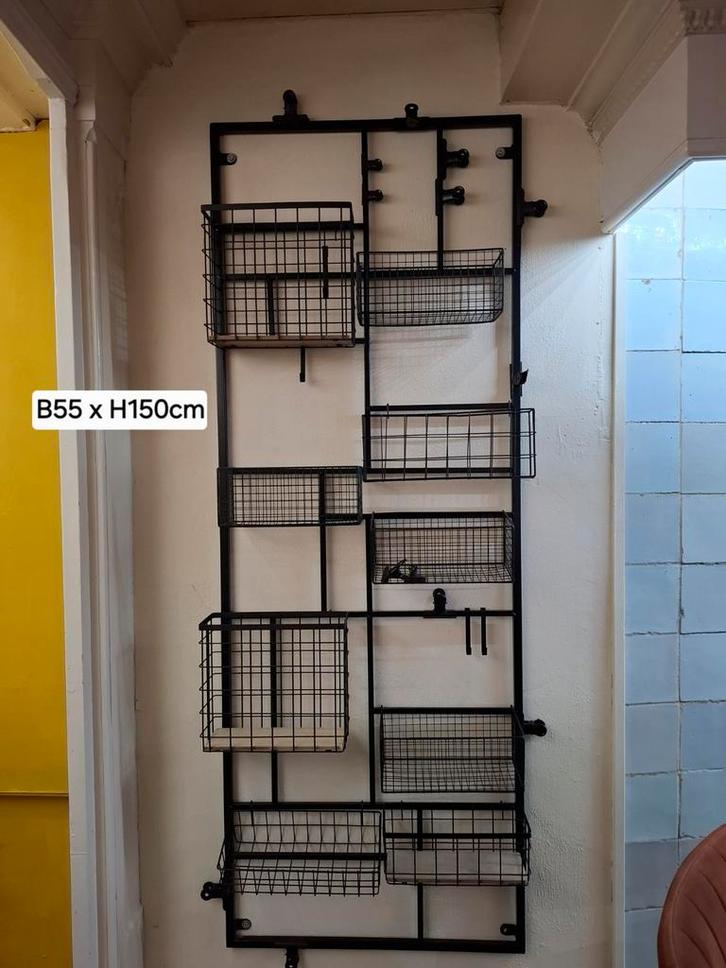 Zwart metalen wandrek met bakjes en klemmetjes, Huis en Inrichting, Woonaccessoires | Wanddecoraties, Gebruikt, Ophalen