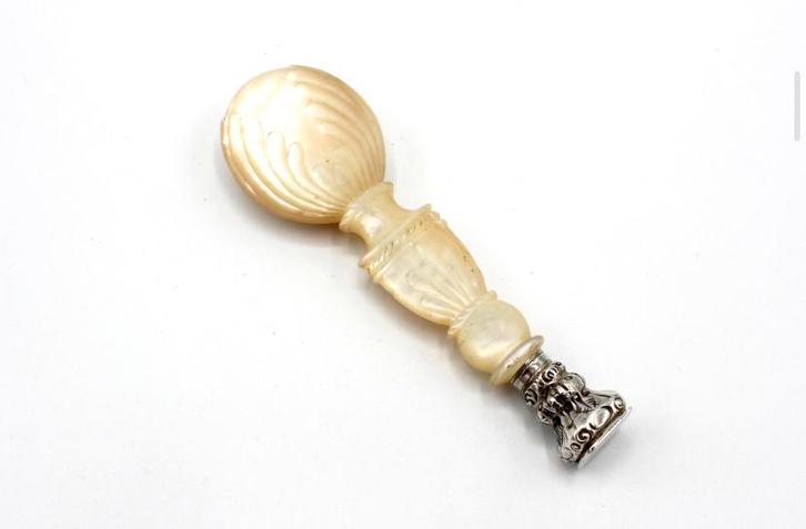 Hollands zilveren lakstempel met bewerkt parelmoeren heft., Antiek en Kunst, Antiek | Goud en Zilver, Zilver, Ophalen of Verzenden