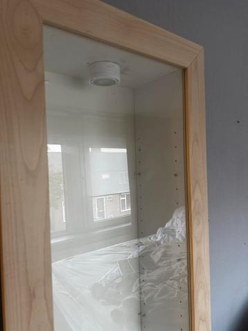 Hoge Glazen Kast met Houten Frame (met verlichting) beschikbaar voor biedingen