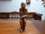 Strak vormgegeven houten beeld, 38 cm.
