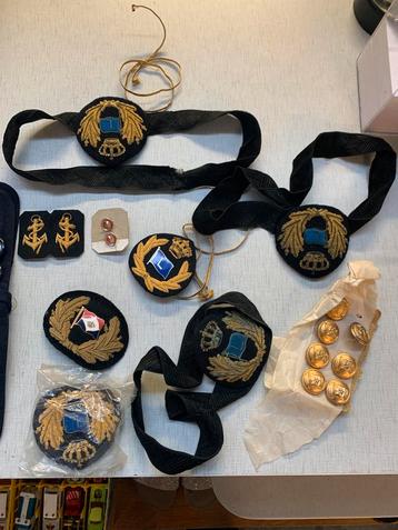 Diverse scheepvaart emblemen knopen enz. beschikbaar voor biedingen