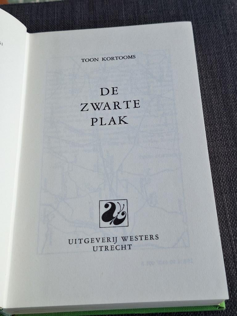 de zwarte plak toon kortooms, Boeken, Ophalen of Verzenden, Tweede Wereldoorlog, Gelezen, Overige onderwerpen