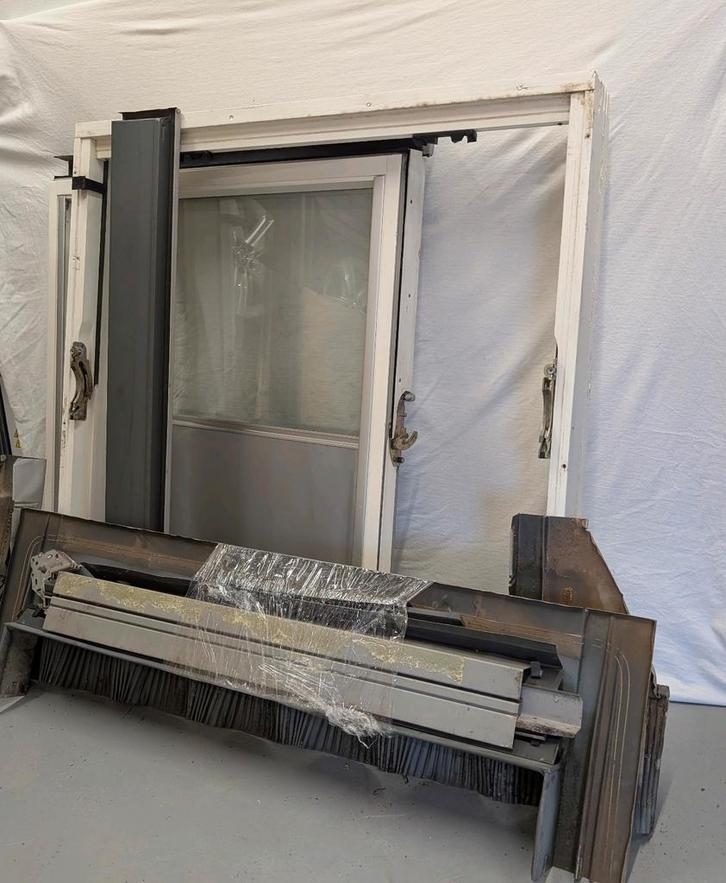 Dakraam S06 met defect rolgordijn, Doe-het-zelf en Verbouw, Kozijnen en Schuifpuien, Gebruikt, Raamkozijn, Hout, 75 tot 150 cm