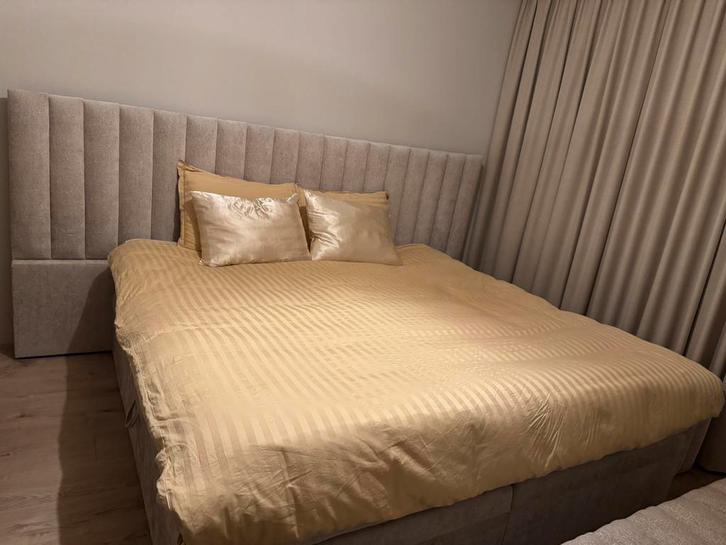 Boxspring Ada Wonen 200x200 – inclusief topper uit 2024, Huis en Inrichting, Slaapkamer | Boxsprings, Zo goed als nieuw, Tweepersoons