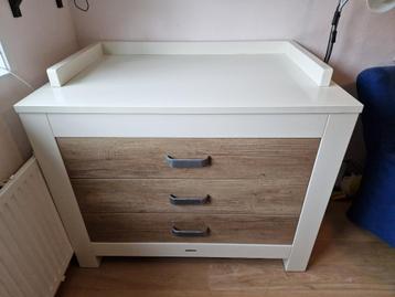 Babykamer ledikant+commode+boekenkast (+ veel extra's) beschikbaar voor biedingen
