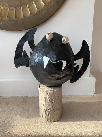Vleermuis van papier-maché beschikbaar voor biedingen