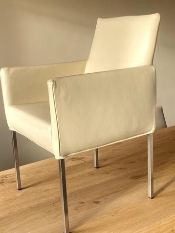  Complete eetkamer set: Tafel, Bert Plantagie stoelen & kast beschikbaar voor biedingen