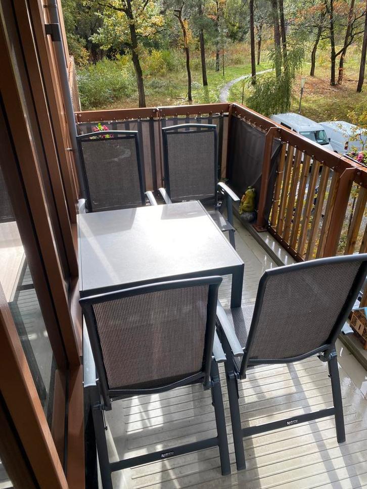 Buiten tafel set met 4 stoelen en omkeerbaar tafelblad, Tuin en Terras, Tuinsets en Loungesets, Gebruikt, Tuinset, Kunststof, 4 zitplaatsen