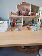 Kinder poppenhuis gevuld met poppetjes en meubilair, Ophalen, Zo goed als nieuw, Poppenhuis