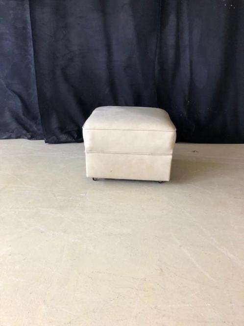 Engelse Pouffe in rundleder, Huis en Inrichting, Banken | Voetenbanken en Poefen, Zo goed als nieuw, 50 tot 75 cm, 50 tot 75 cm