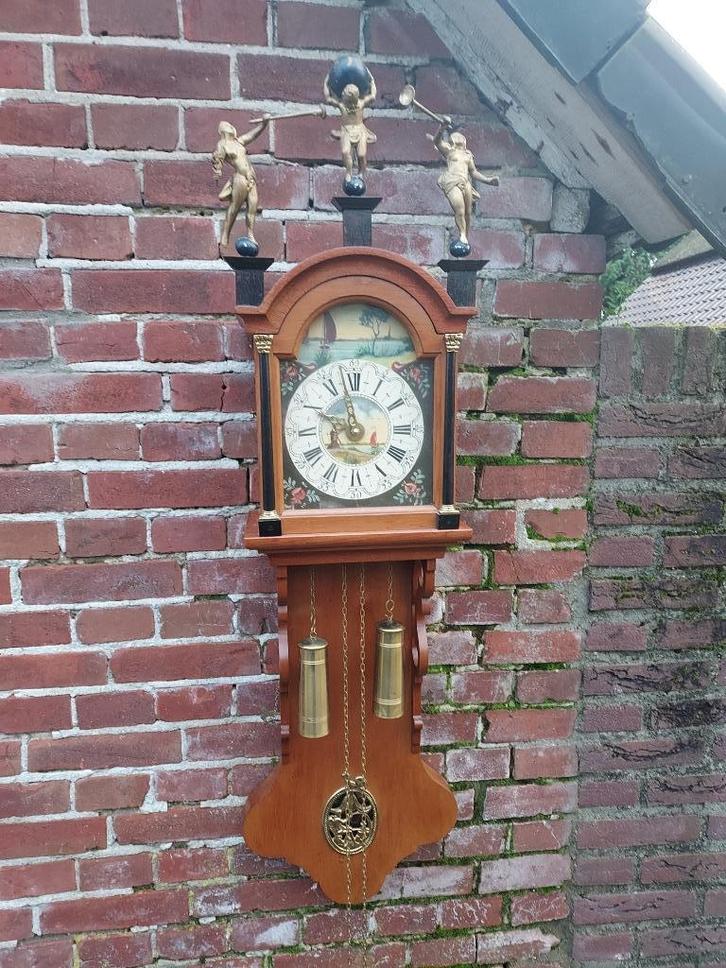 Friese staartklok, kantoortje in meekrab kast met beelden., Antiek en Kunst, Antiek | Klokken, Ophalen