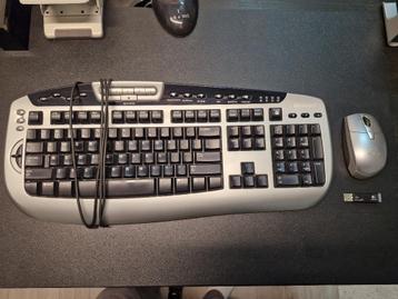 Toetsenbord Microsoft en Logitech draadloze muis beschikbaar voor biedingen