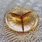 Vintage schaal van persglas amber, Antiek en Kunst, Antiek | Glas en Kristal, Ophalen of Verzenden