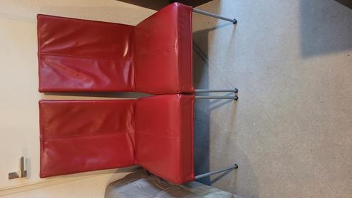 2 Rode HVS Stoelen, Huis en Inrichting, Stoelen, Gebruikt, Twee, Hout, Kunststof, Leer, Metaal, Stof, Rood, Ophalen of Verzenden