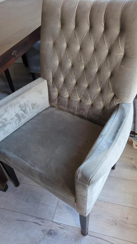 Elegante grijs taupe velvet stoel met kleine mankement, Huis en Inrichting, Fauteuils, Gebruikt, Stof, 50 tot 75 cm, Minder dan 75 cm