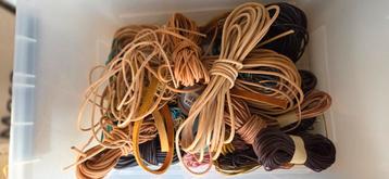 Bak vol leerkoord verschillende kleuren  beschikbaar voor biedingen