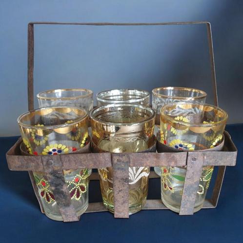 6 vintage glaasjes met goudkleur in metalen rekje  Marokko?, Huis en Inrichting, Keuken | Servies, Gebruikt, Glas of Glazen, Overige stijlen