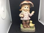 porseleinen beeldje Meisje met Paraplu en eendje. 15 cm hoog, Ophalen of Verzenden, Gebruikt, Mens