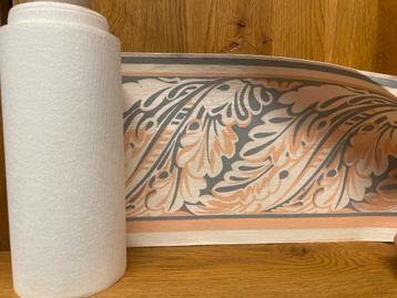 Behang rand van 22 cm hoog. Lengte onbekend zijde structuur beschikbaar voor biedingen