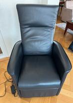 Sta op fauteuil, Huis en Inrichting, Fauteuils, Ophalen, Gebruikt, 50 tot 75 cm, Leer