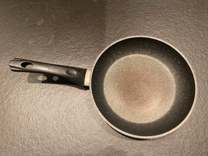 Koekenpan - 24 cm, Huis en Inrichting, Keuken | Potten en Pannen, Gebruikt, Koekenpan of Braadpan, Aluminium, Inductieplaat, Ophalen of Verzenden