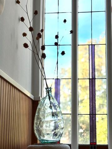 Mooie glazen vaas voor bloemen beschikbaar voor biedingen