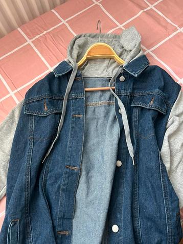 Spijkerjack met hoodie – maat44 – €5 beschikbaar voor biedingen