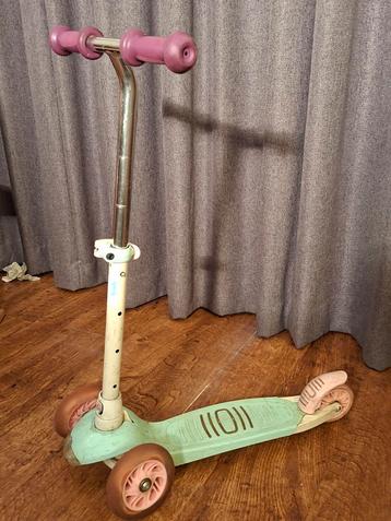 Leuke kinderstep met lichtgevende wielen beschikbaar voor biedingen